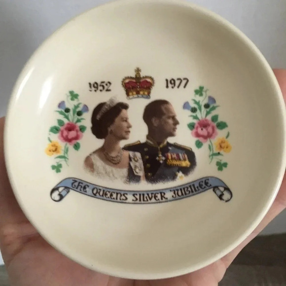 Queen  Elizabeth II Silver Jubilee commemorative dish - Picture 4 of 4